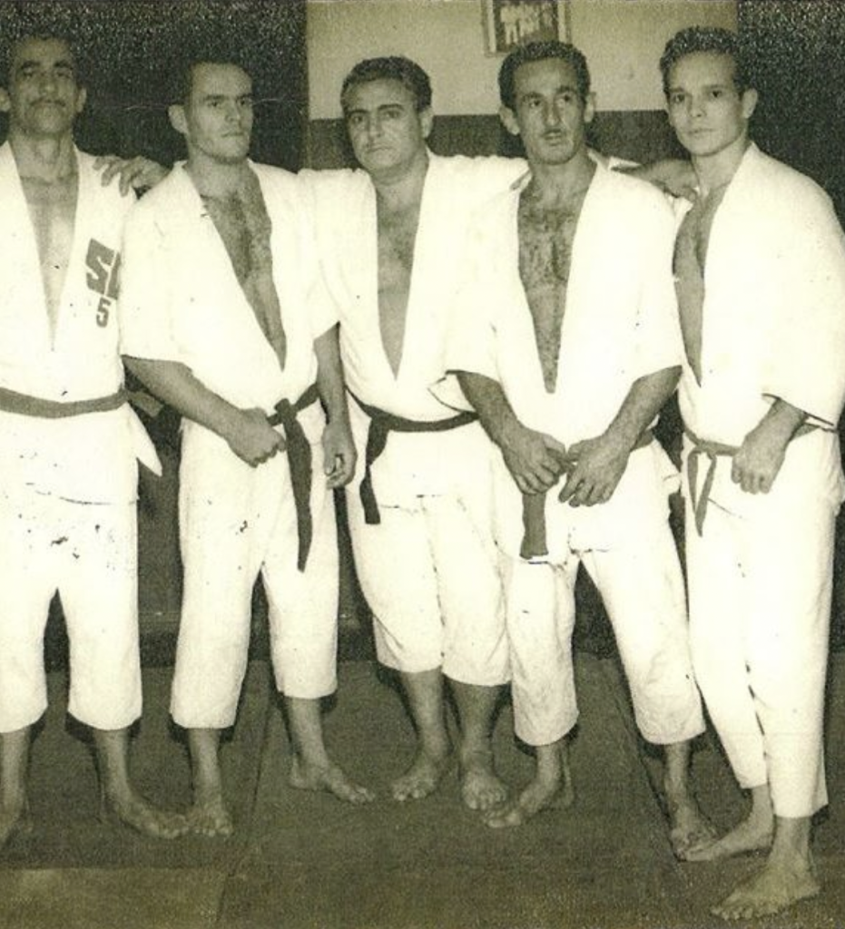 Photographie historique de cinq pratiquants de jiu-jitsu brésilien en kimono, membres de l’équipe d’Oswaldo Fadda, fondée à Rio de Janeiro en 1950.