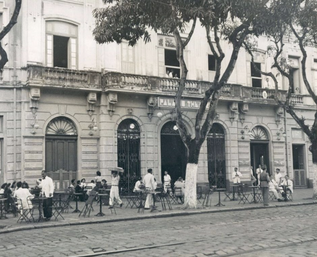 Photographie historique du Palace Theatre de Belém, au Brésil, montrant sa façade, ses terrasses et les passants au début du XXe siècle.