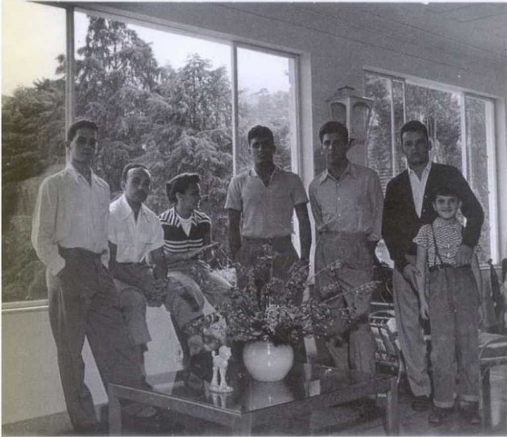 Photographie historique de Hélio Vígio, João Alberto Barreto, Armando Wriedt et Carlson Gracie, réunis avec d’autres personnes à Teresópolis, au Brésil, dans les années 1950.